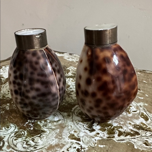 TWO’S COMPANY Cowrie Shell Shaker Set - Picture 2 of 6